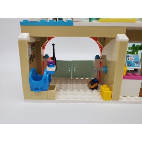 Lego Friends - Heartlake City Vet Clinic - 41446 - Picture 6 of 9